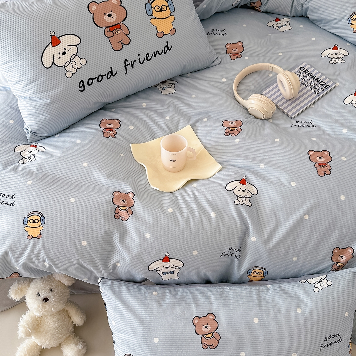 91家纺网 家纺一手货源 找家纺 RYB红黄兰 2025新款设计师原创灯芯绒+豆豆绒婴儿绒数码印花四件套 小熊伙伴