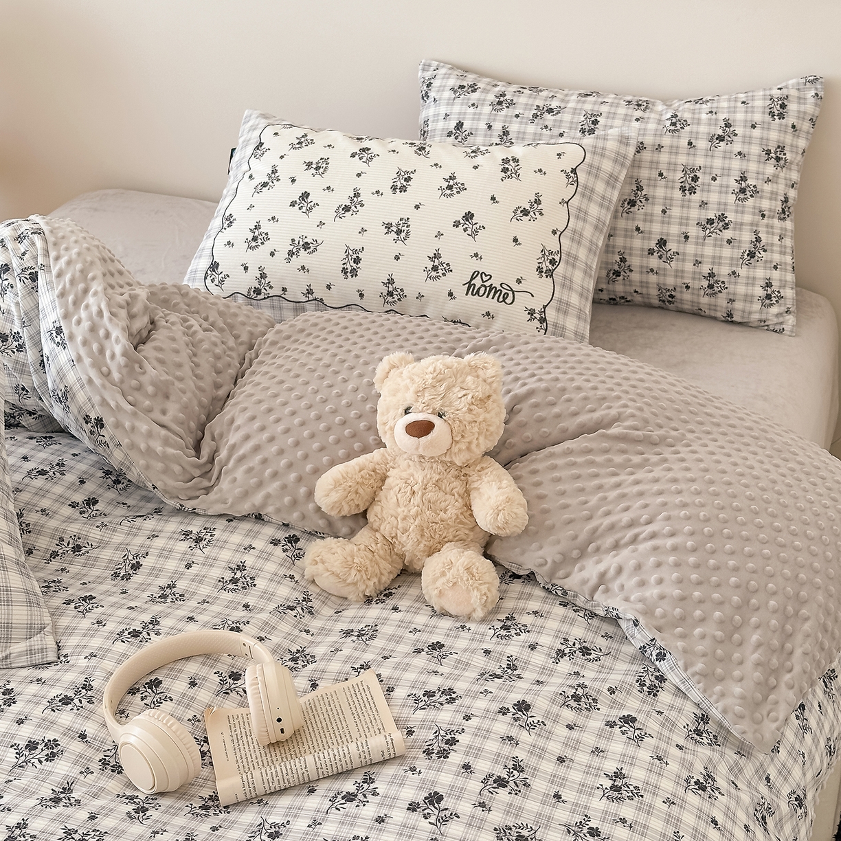 91家纺网 家纺一手货源 找家纺 RYB红黄兰 2025新款设计师原创灯芯绒+豆豆绒婴儿绒数码印花四件套 花拾光