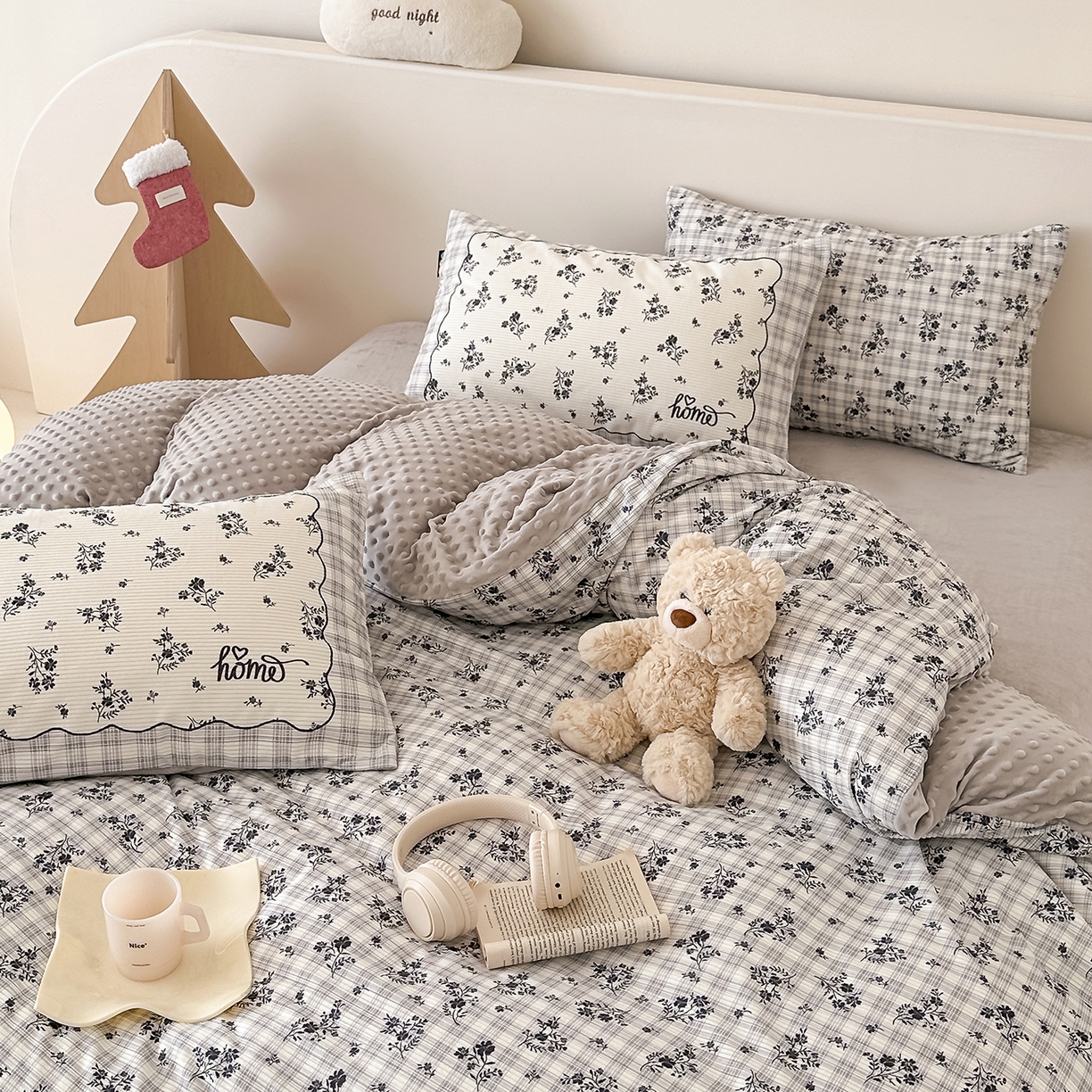 91家纺网 家纺一手货源 找家纺 RYB红黄兰 2025新款设计师原创灯芯绒+豆豆绒婴儿绒数码印花四件套 花拾光