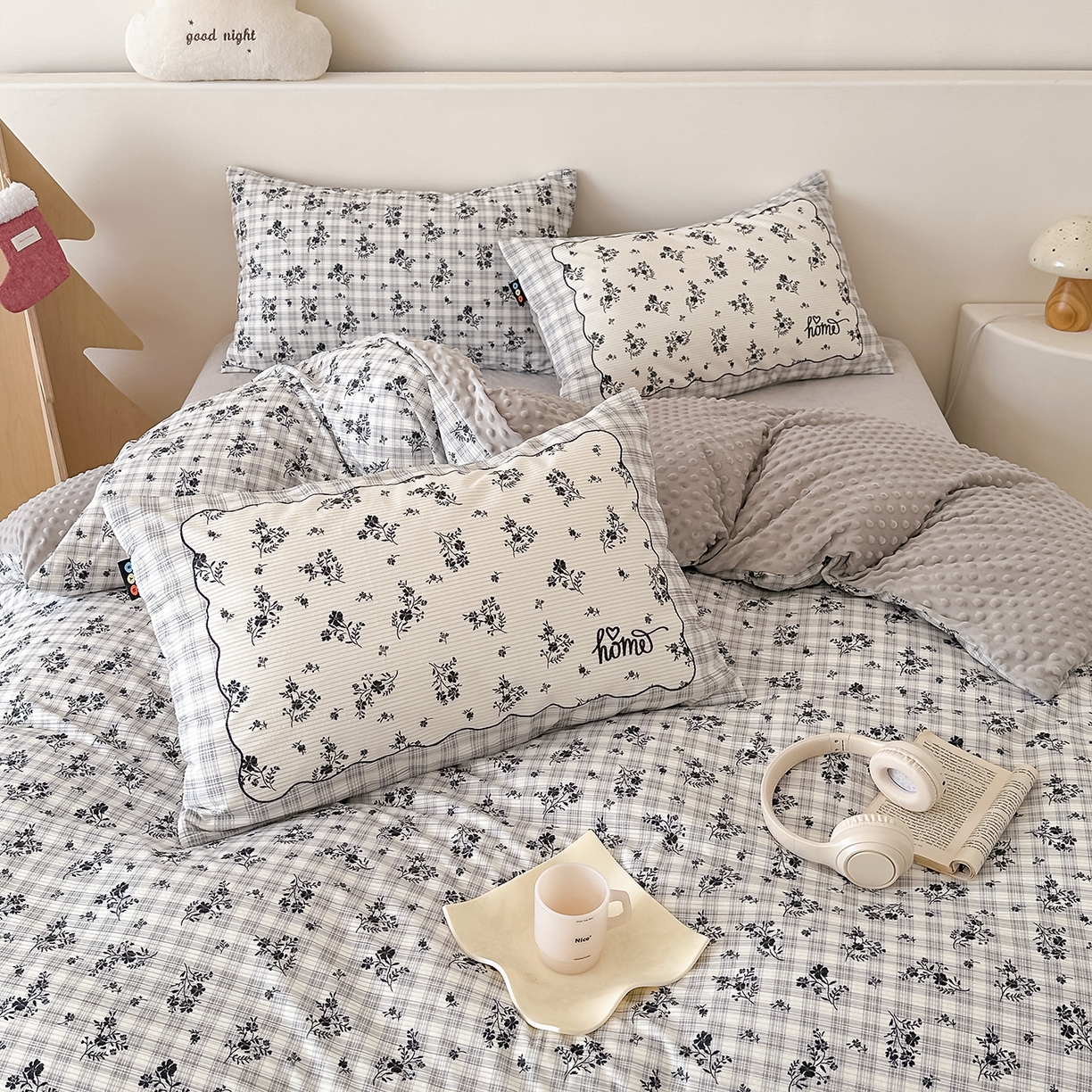 91家纺网 家纺一手货源 找家纺 RYB红黄兰 2025新款设计师原创灯芯绒+豆豆绒婴儿绒数码印花四件套 花拾光