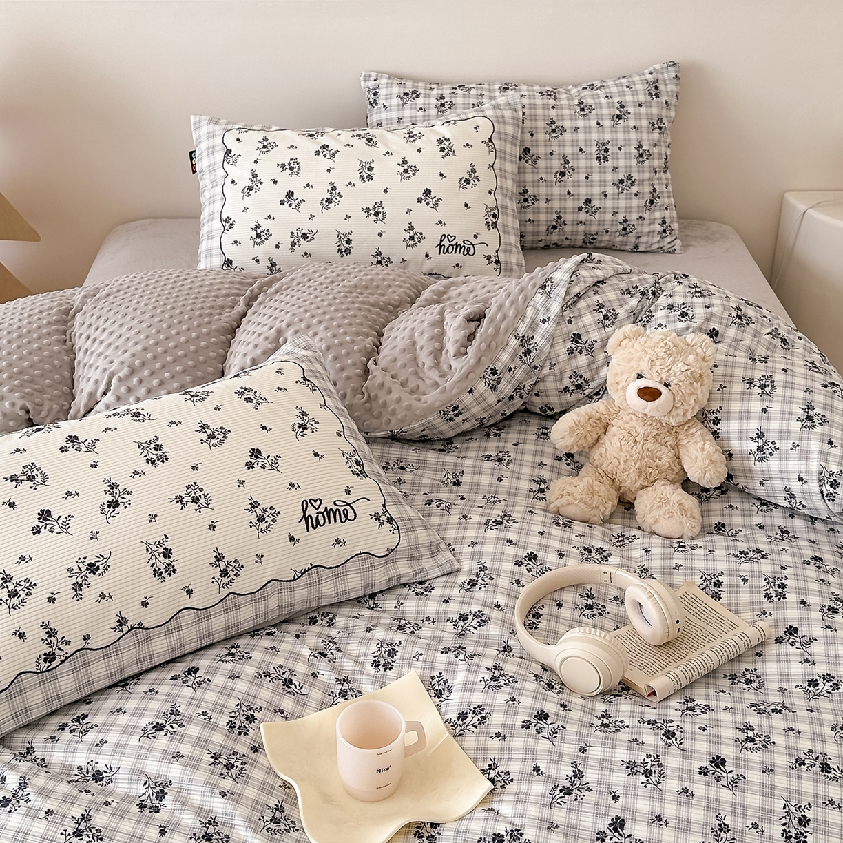 91家纺网 家纺一手货源 找家纺 RYB红黄兰 2025新款设计师原创灯芯绒+豆豆绒婴儿绒数码印花四件套 花拾光