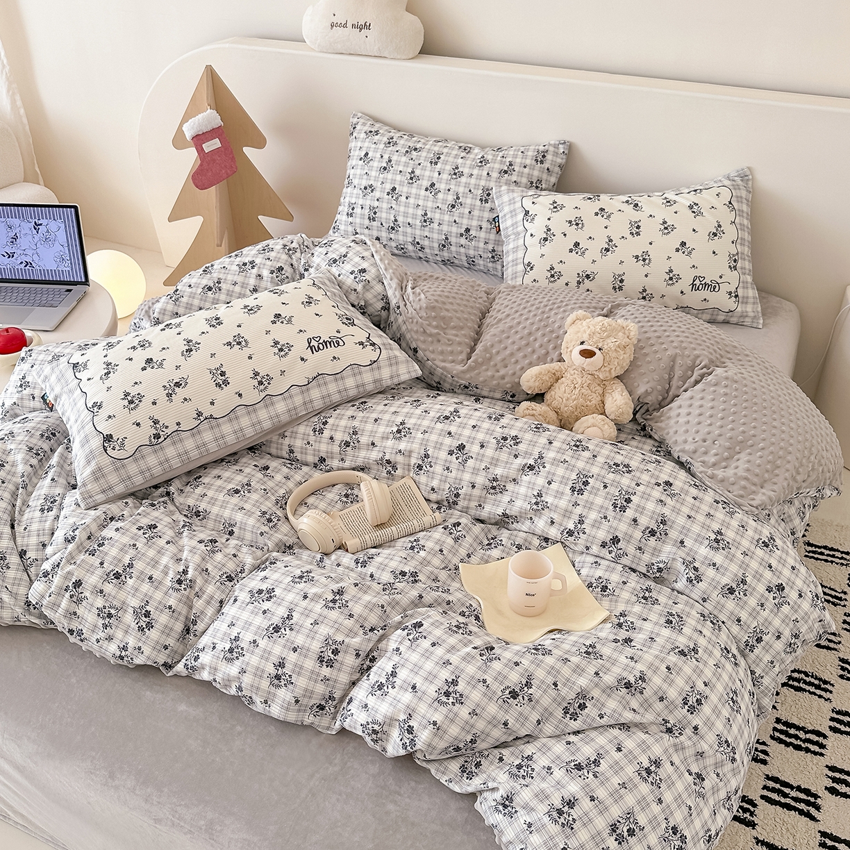 91家纺网 家纺一手货源 找家纺 RYB红黄兰 2025新款设计师原创灯芯绒+豆豆绒婴儿绒数码印花四件套 花拾光