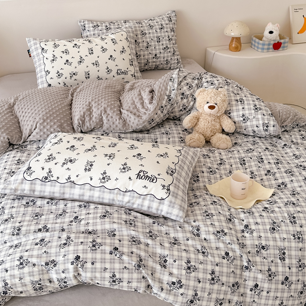 91家纺网 家纺一手货源 找家纺 RYB红黄兰 2025新款设计师原创灯芯绒+豆豆绒婴儿绒数码印花四件套 花拾光