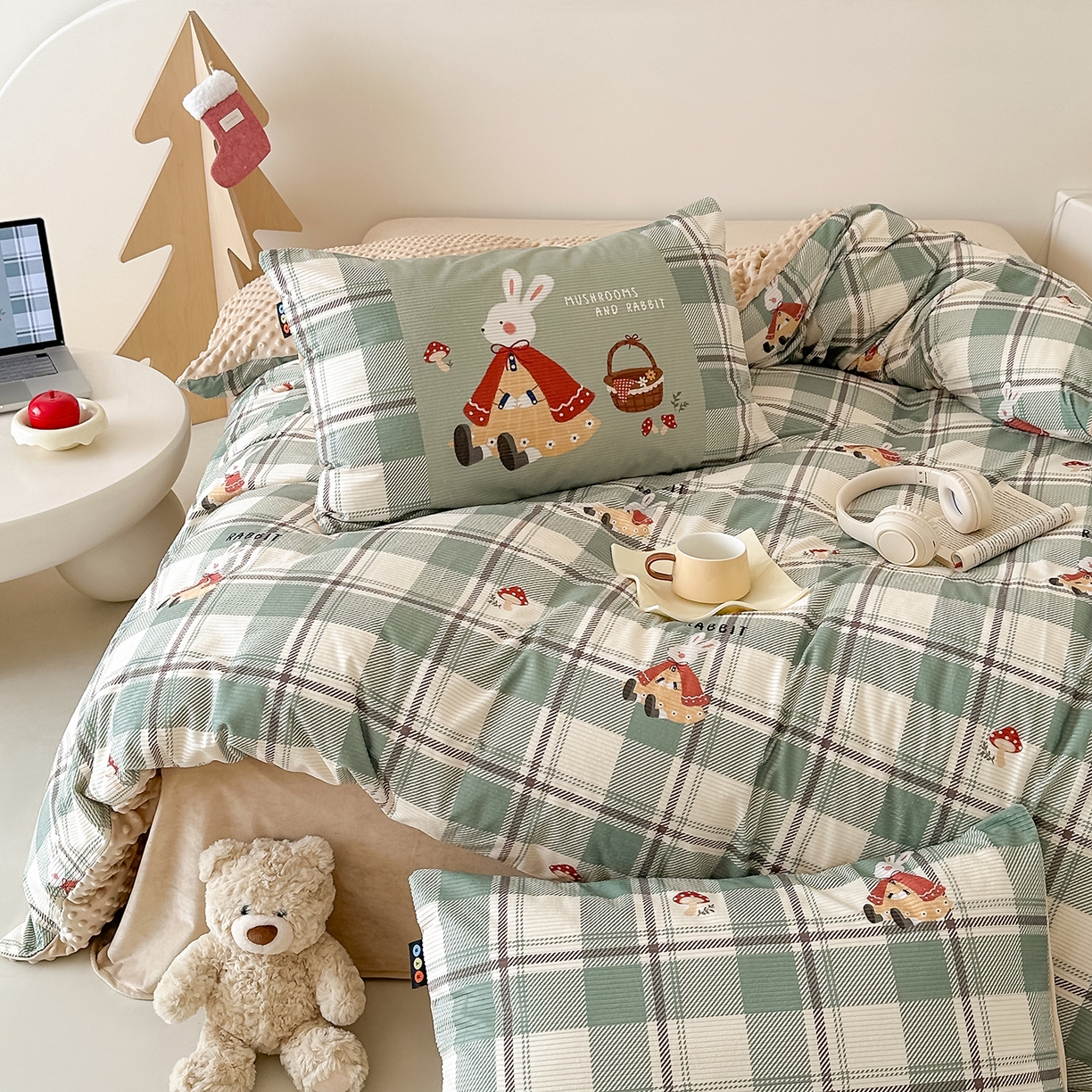 91家纺网 家纺一手货源 找家纺 RYB红黄兰 2025新款设计师原创灯芯绒+豆豆绒婴儿绒数码印花四件套 绿格蘑菇兔