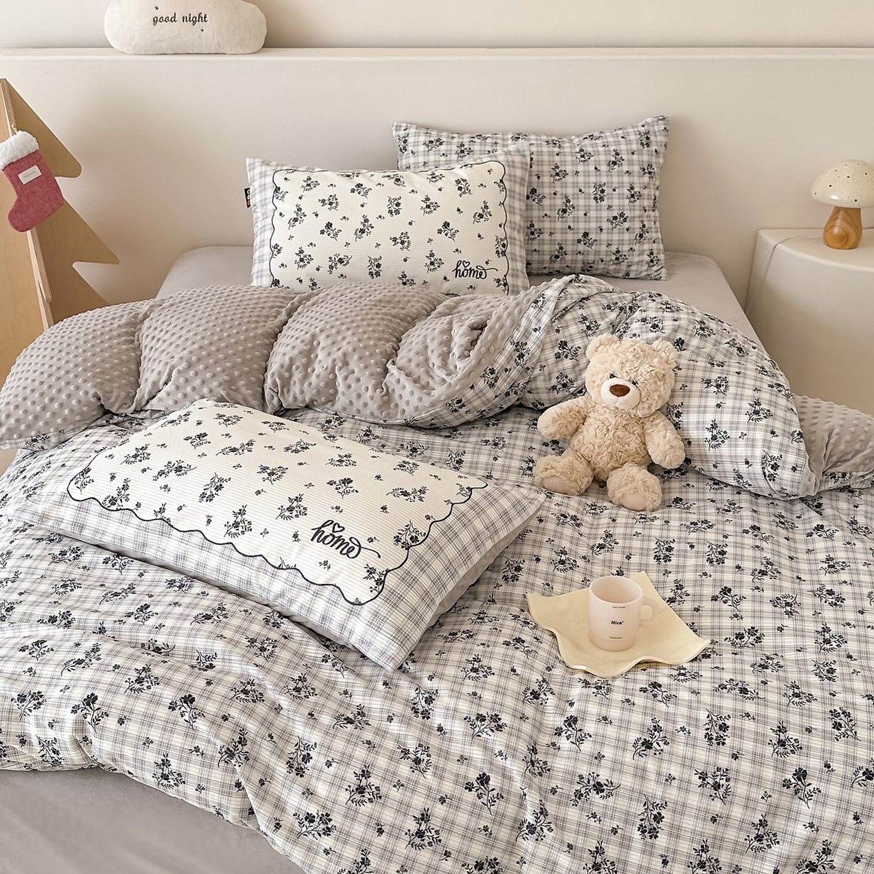 91家纺网 家纺一手货源 找家纺 RYB红黄兰 2025新款设计师原创灯芯绒+豆豆绒婴儿绒数码印花四件套 花拾光