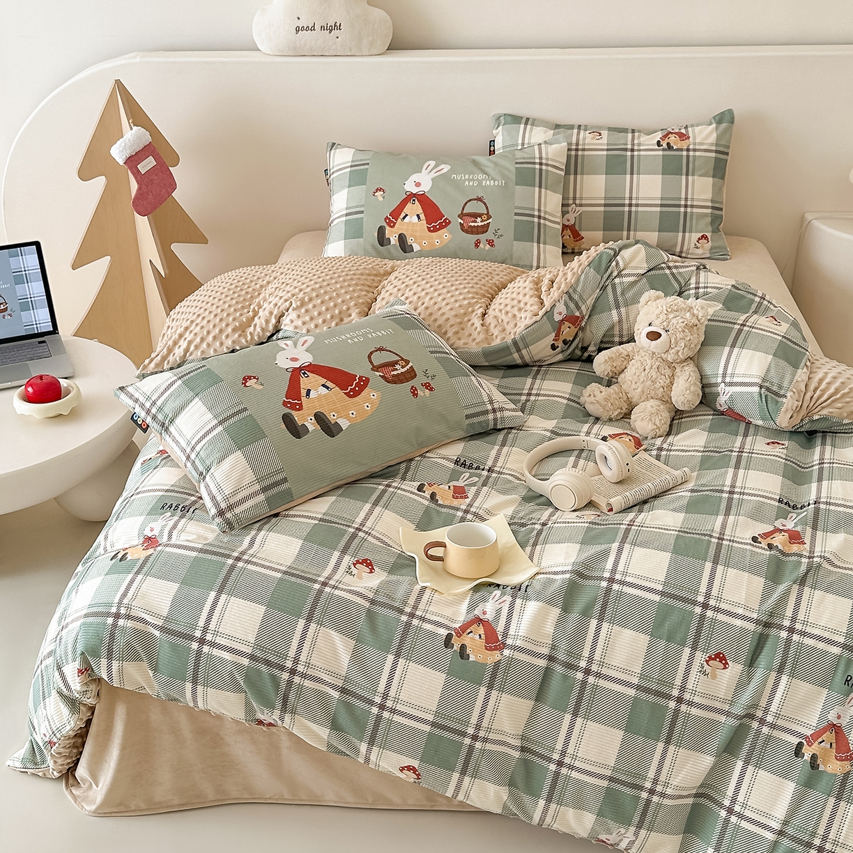 91家纺网 家纺一手货源 找家纺 RYB红黄兰 2025新款设计师原创灯芯绒+豆豆绒婴儿绒数码印花四件套 绿格蘑菇兔