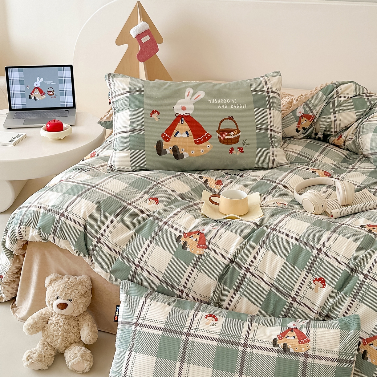 91家纺网 家纺一手货源 找家纺 RYB红黄兰 2025新款设计师原创灯芯绒+豆豆绒婴儿绒数码印花四件套 绿格蘑菇兔