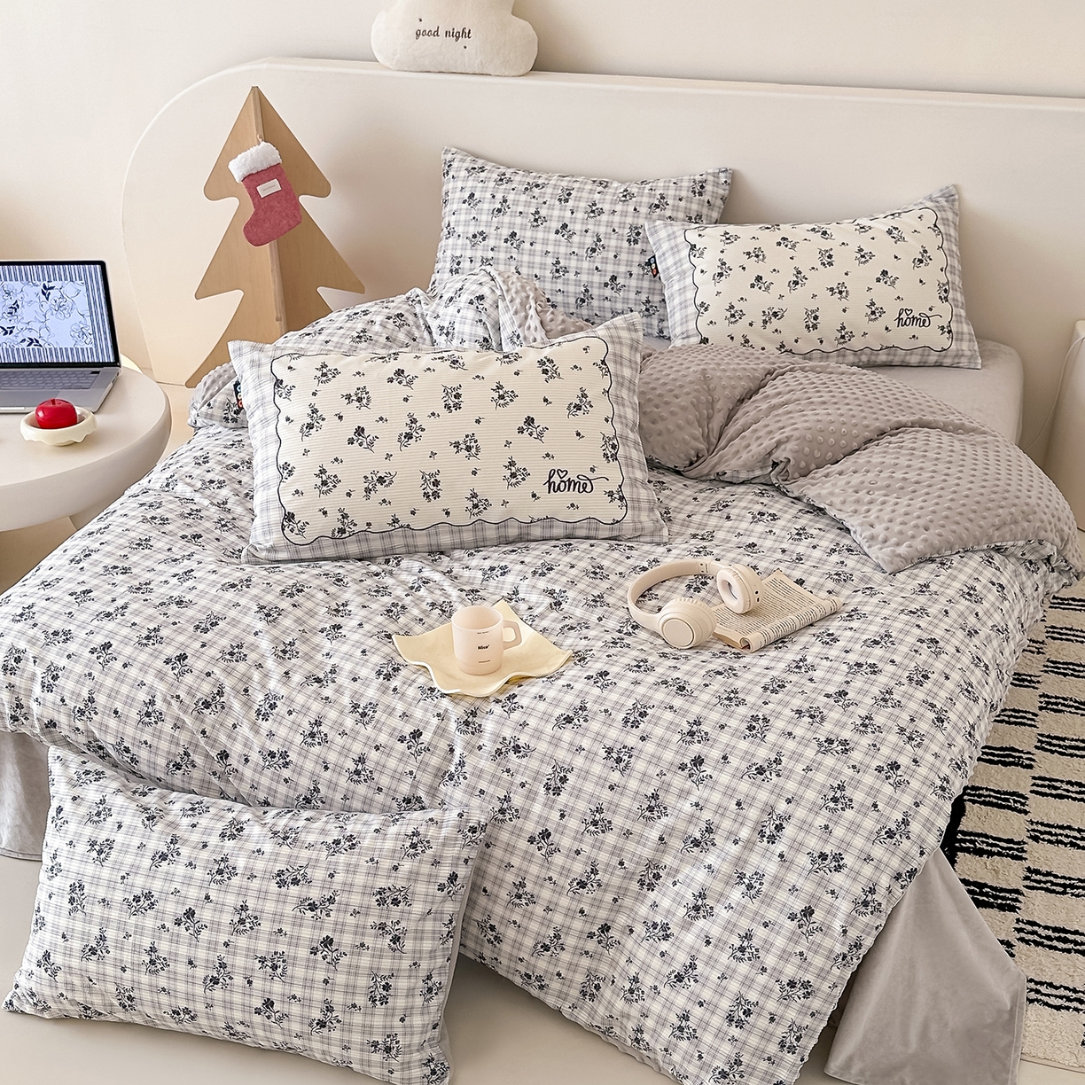 91家纺网 家纺一手货源 找家纺 RYB红黄兰 2025新款设计师原创灯芯绒+豆豆绒婴儿绒数码印花四件套 花拾光