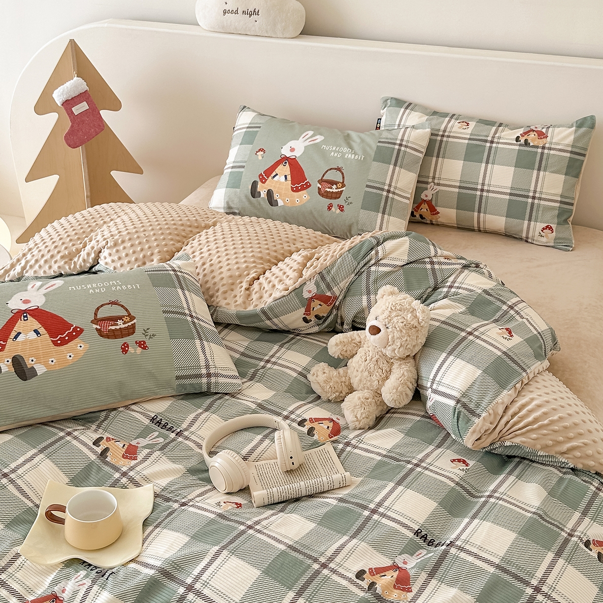 91家纺网 家纺一手货源 找家纺 RYB红黄兰 2025新款设计师原创灯芯绒+豆豆绒婴儿绒数码印花四件套 绿格蘑菇兔