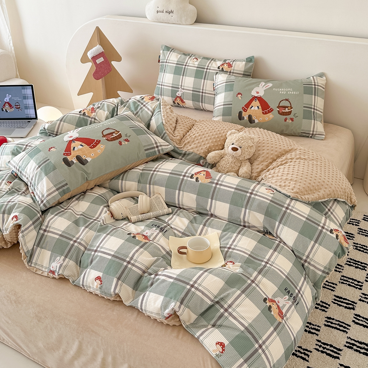 91家纺网 家纺一手货源 找家纺 RYB红黄兰 2025新款设计师原创灯芯绒+豆豆绒婴儿绒数码印花四件套 绿格蘑菇兔