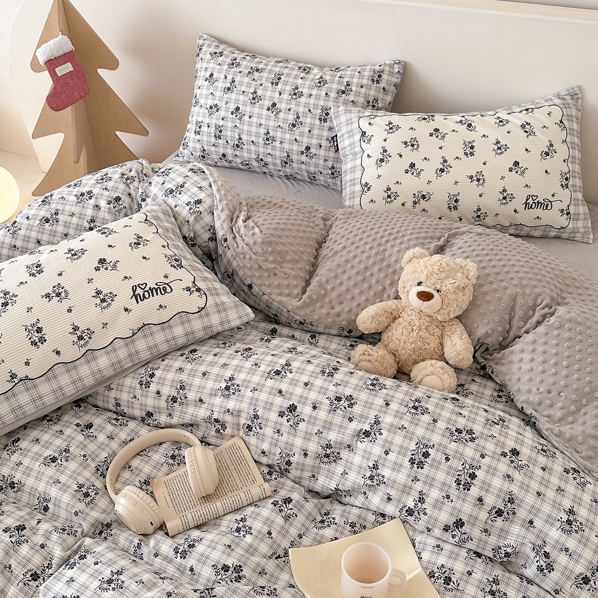 91家纺网 家纺一手货源 找家纺 RYB红黄兰 2025新款设计师原创灯芯绒+豆豆绒婴儿绒数码印花四件套 花拾光