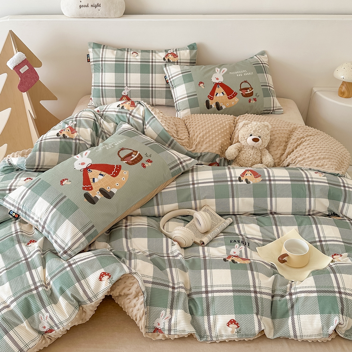 91家纺网 家纺一手货源 找家纺 RYB红黄兰 2025新款设计师原创灯芯绒+豆豆绒婴儿绒数码印花四件套 绿格蘑菇兔