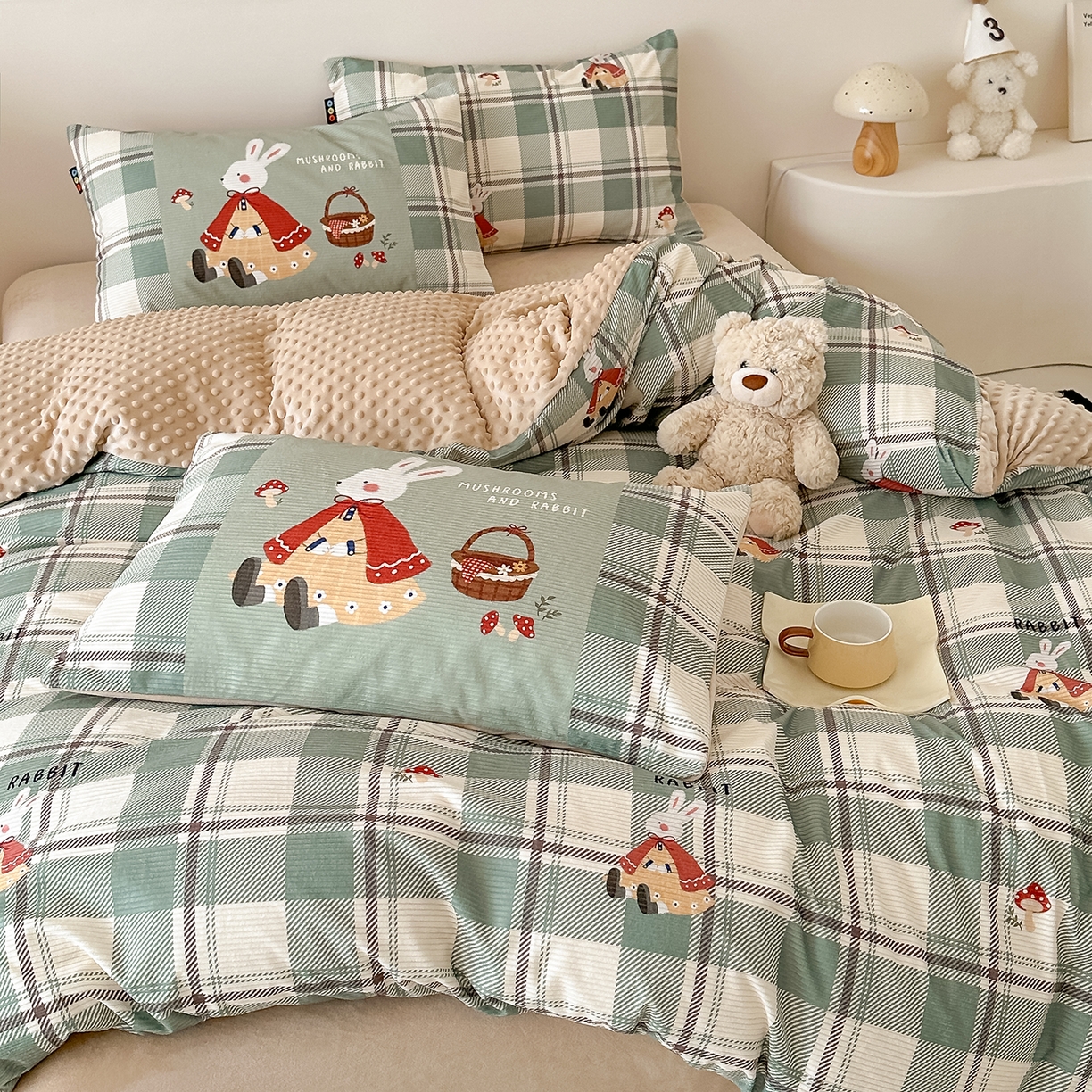 91家纺网 家纺一手货源 找家纺 RYB红黄兰 2025新款设计师原创灯芯绒+豆豆绒婴儿绒数码印花四件套 绿格蘑菇兔