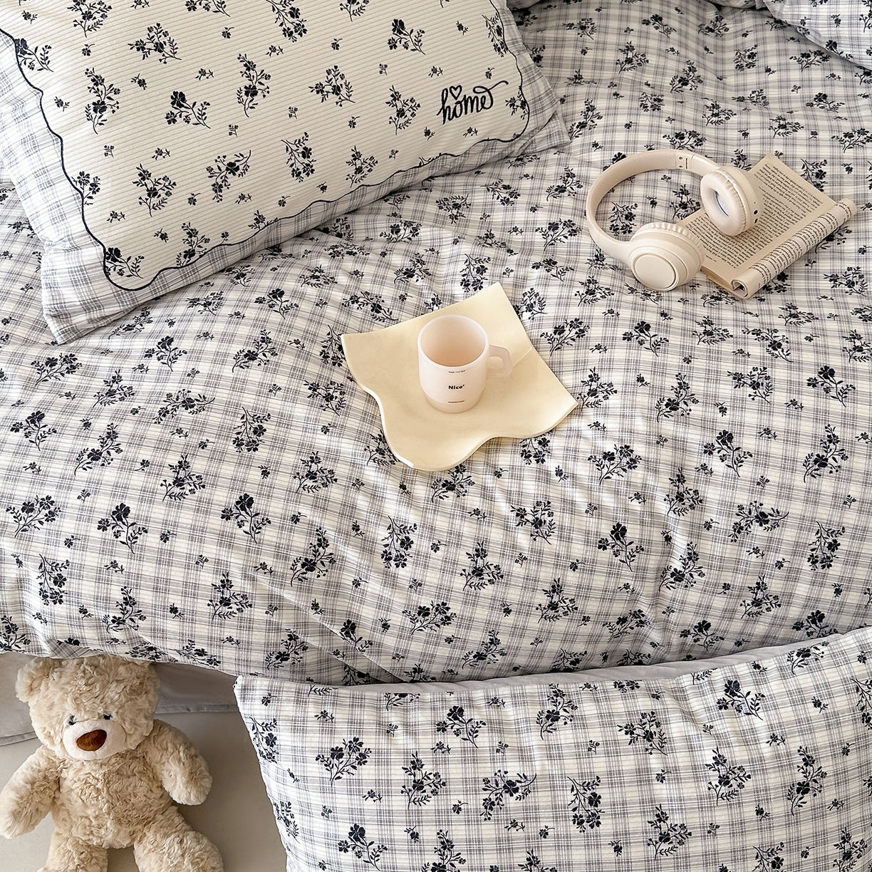 91家纺网 家纺一手货源 找家纺 RYB红黄兰 2025新款设计师原创灯芯绒+豆豆绒婴儿绒数码印花四件套 花拾光