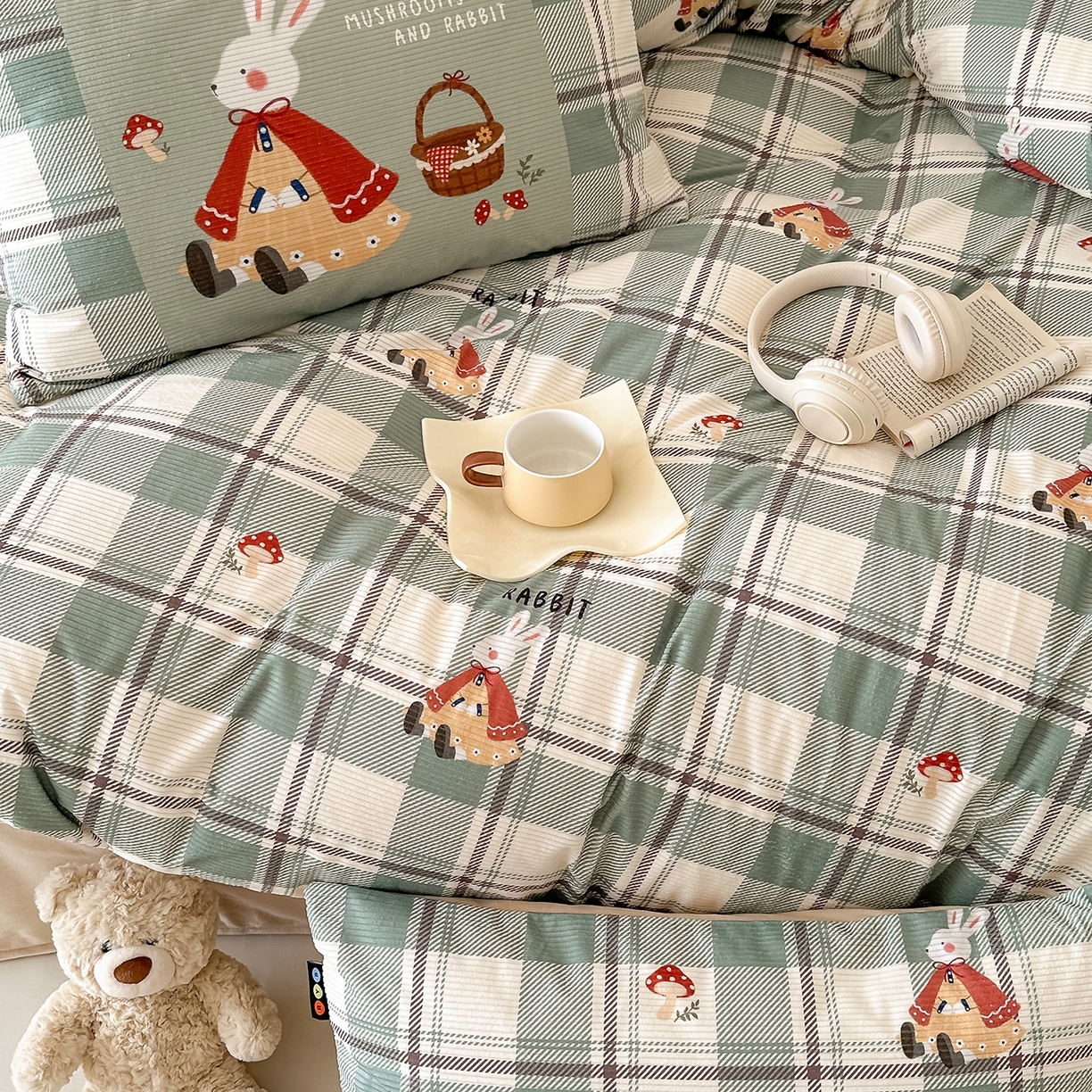 91家纺网 家纺一手货源 找家纺 RYB红黄兰 2025新款设计师原创灯芯绒+豆豆绒婴儿绒数码印花四件套 绿格蘑菇兔