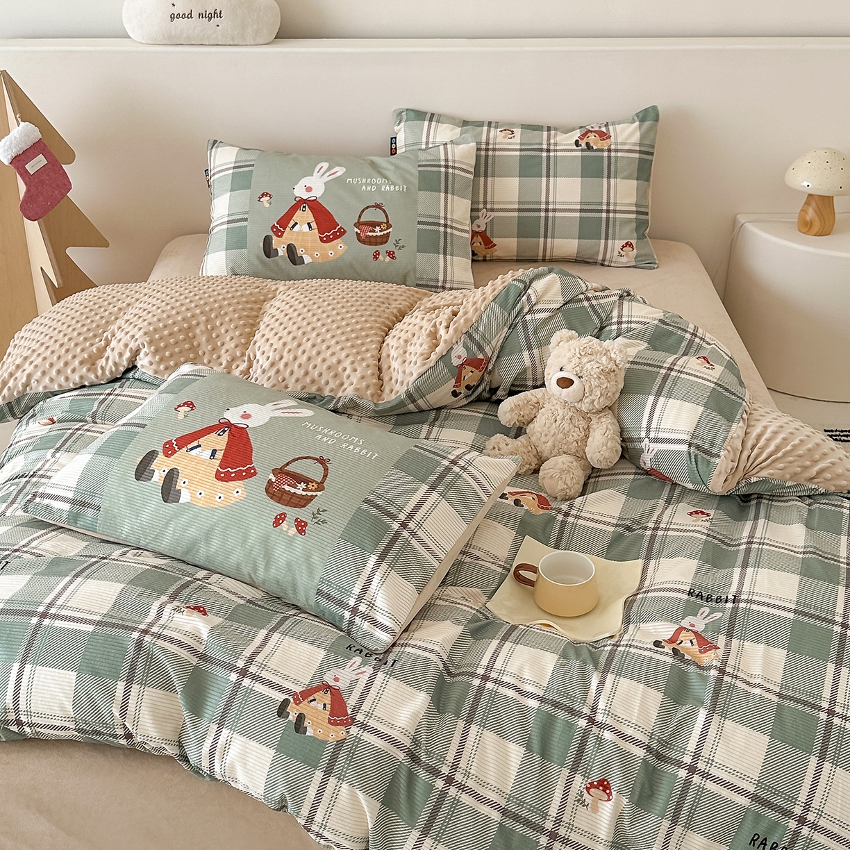 91家纺网 家纺一手货源 找家纺 RYB红黄兰 2025新款设计师原创灯芯绒+豆豆绒婴儿绒数码印花四件套 绿格蘑菇兔