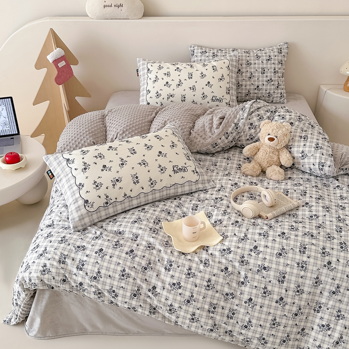 91家纺网 家纺一手货源 找家纺 RYB红黄兰 2025新款设计师原创灯芯绒+豆豆绒婴儿绒数码印花四件套 花拾光