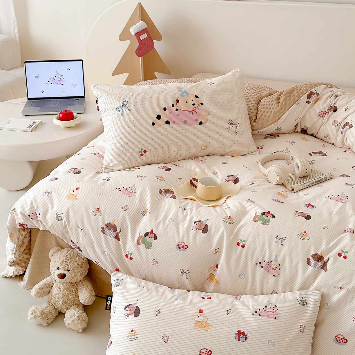 91家纺网 家纺一手货源 找家纺 RYB红黄兰 2025新款设计师原创灯芯绒+豆豆绒婴儿绒数码印花四件套 萌趣窝窝