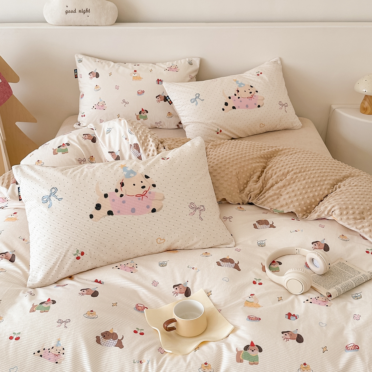 91家纺网 家纺一手货源 找家纺 RYB红黄兰 2025新款设计师原创灯芯绒+豆豆绒婴儿绒数码印花四件套 萌趣窝窝