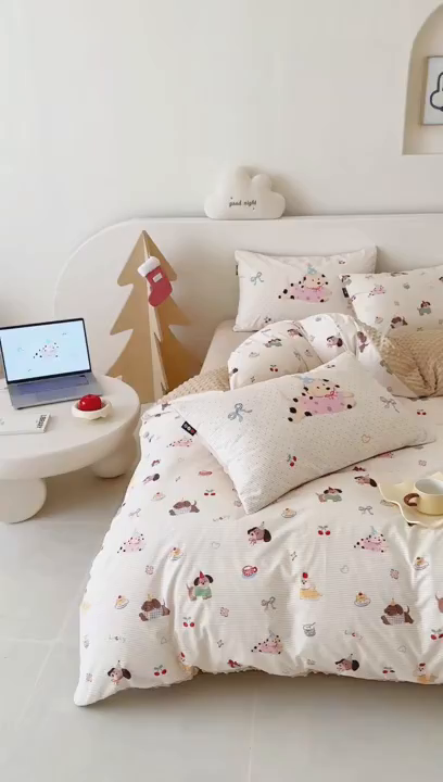 91家纺网 家纺一手货源 找家纺 RYB红黄兰 2025新款设计师原创灯芯绒+豆豆绒婴儿绒数码印花四件套 萌趣窝窝