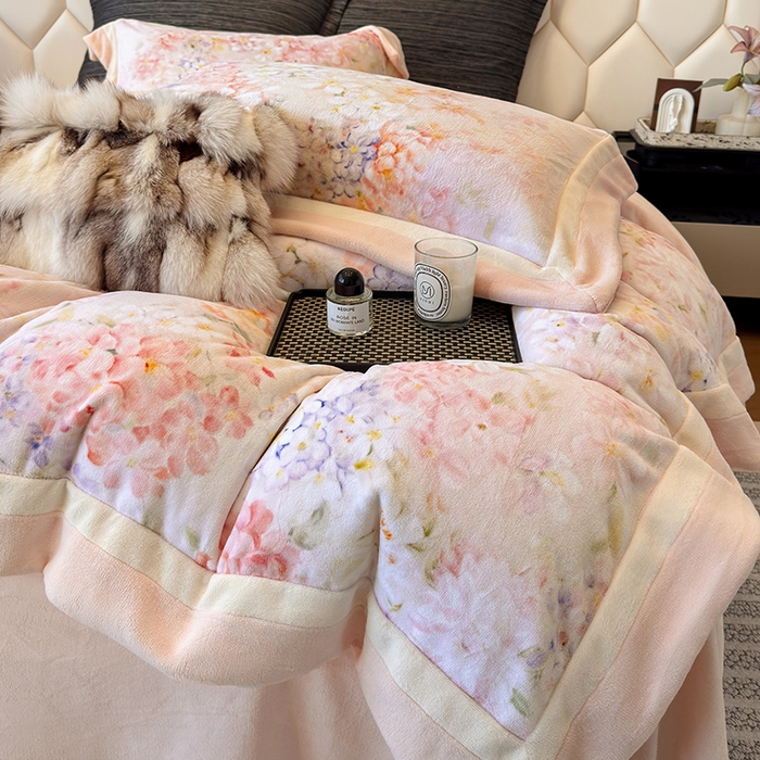 91家纺网 家纺一手货源 找家纺 若未家居 LOVEWE HOUSE 2025新款数码印花牛奶绒250克全消光数码印花牛奶绒双拼角套件-朝花夕拾 控价券后不低于298  簪花-粉