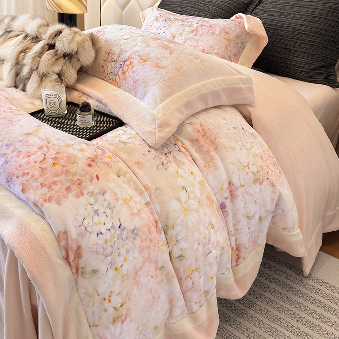 91家纺网 家纺一手货源 找家纺 若未家居 LOVEWE HOUSE 2025新款数码印花牛奶绒250克全消光数码印花牛奶绒双拼角套件-朝花夕拾 控价券后不低于298  簪花-粉