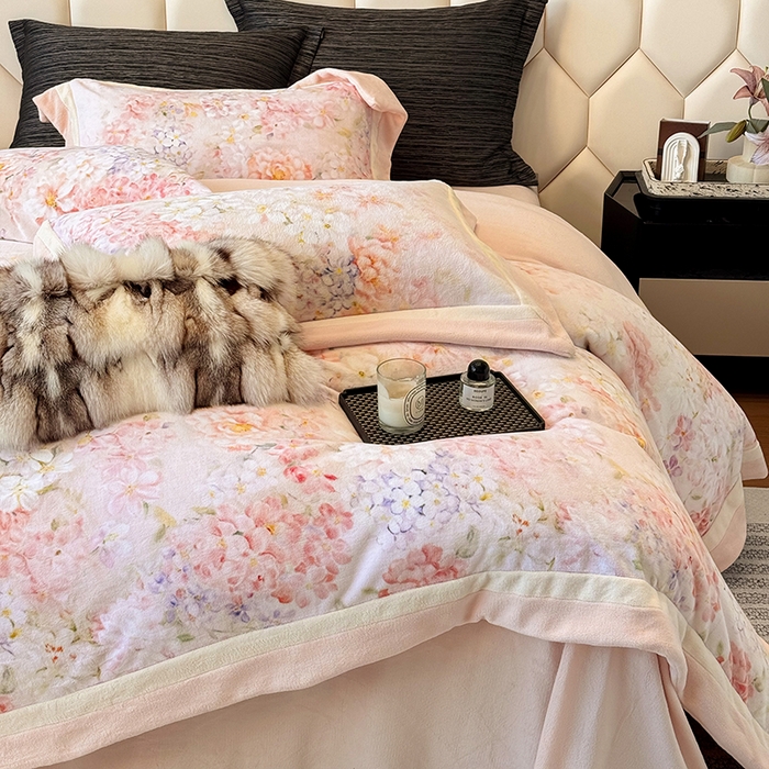 91家纺网 家纺一手货源 找家纺 若未家居 LOVEWE HOUSE 2025新款数码印花牛奶绒250克全消光数码印花牛奶绒双拼角套件-朝花夕拾 控价券后不低于298  簪花-粉