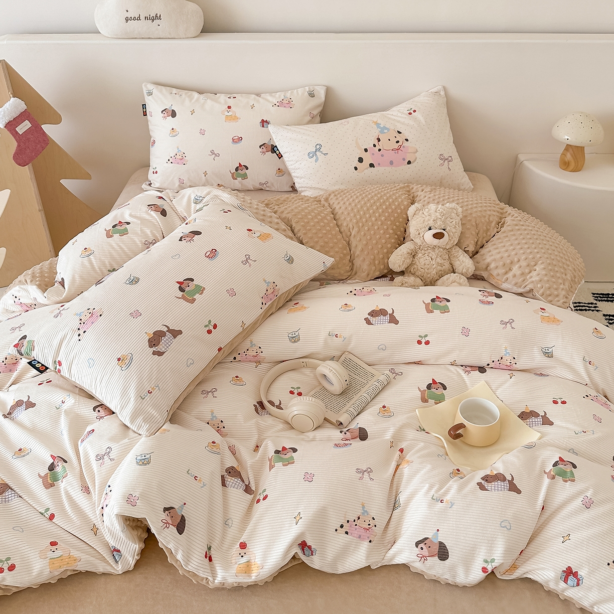 91家纺网 家纺一手货源 找家纺 RYB红黄兰 2025新款设计师原创灯芯绒+豆豆绒婴儿绒数码印花四件套 萌趣窝窝