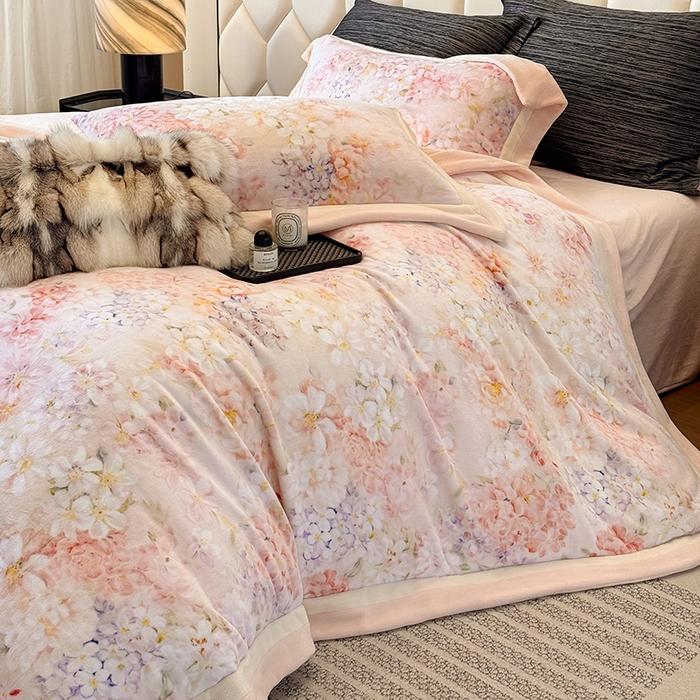 91家纺网 家纺一手货源 找家纺 若未家居 LOVEWE HOUSE 2025新款数码印花牛奶绒250克全消光数码印花牛奶绒双拼角套件-朝花夕拾 控价券后不低于298  簪花-粉