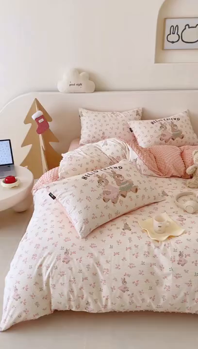 91家纺网 家纺一手货源 找家纺 RYB红黄兰 2025新款设计师原创灯芯绒+豆豆绒婴儿绒数码印花四件套 花蜜粉兔