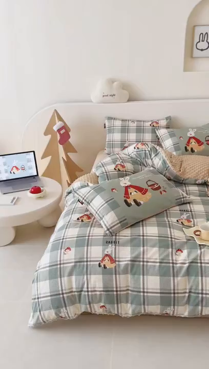 91家纺网 家纺一手货源 找家纺 RYB红黄兰 2025新款设计师原创灯芯绒+豆豆绒婴儿绒数码印花四件套 绿格蘑菇兔