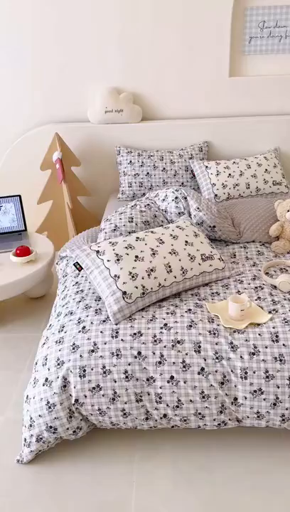 91家纺网 家纺一手货源 找家纺 RYB红黄兰 2025新款设计师原创灯芯绒+豆豆绒婴儿绒数码印花四件套 花拾光