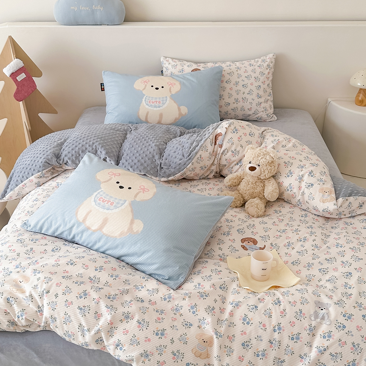 91家纺网 家纺一手货源 找家纺 RYB红黄兰 2025新款设计师原创灯芯绒+豆豆绒婴儿绒数码印花四件套 萌宠花园