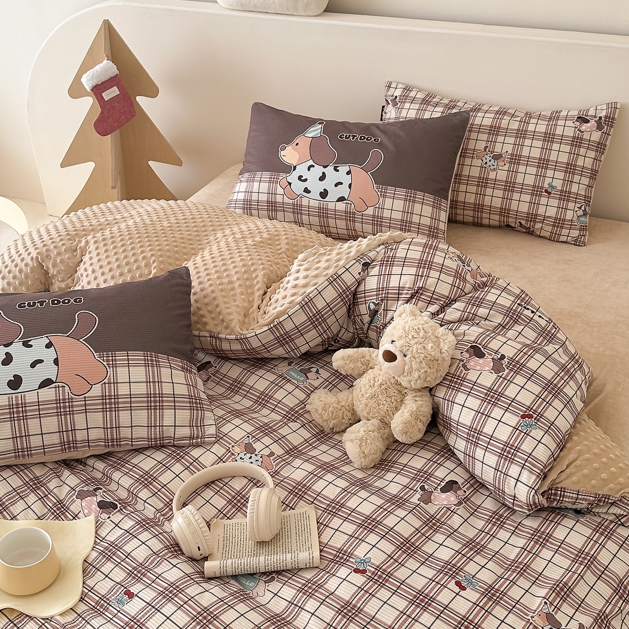 91家纺网 家纺一手货源 找家纺 RYB红黄兰 2025新款设计师原创灯芯绒+豆豆绒婴儿绒数码印花四件套 奶咖汪汪队