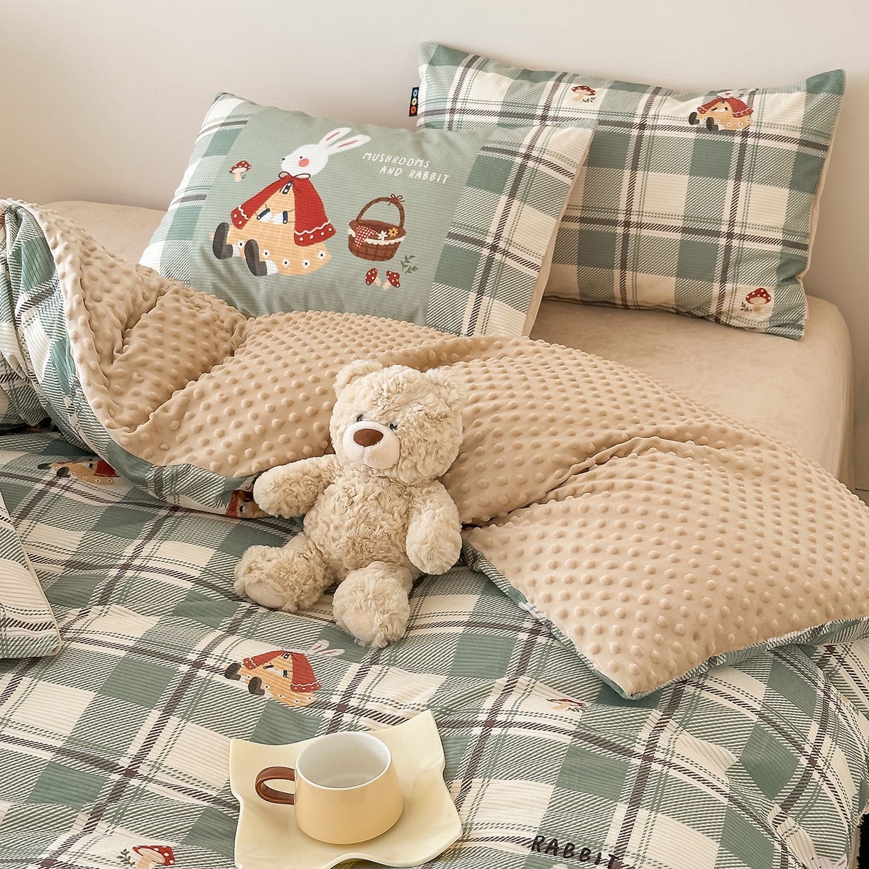 91家纺网 家纺一手货源 找家纺 RYB红黄兰 2025新款设计师原创灯芯绒+豆豆绒婴儿绒数码印花四件套 绿格蘑菇兔