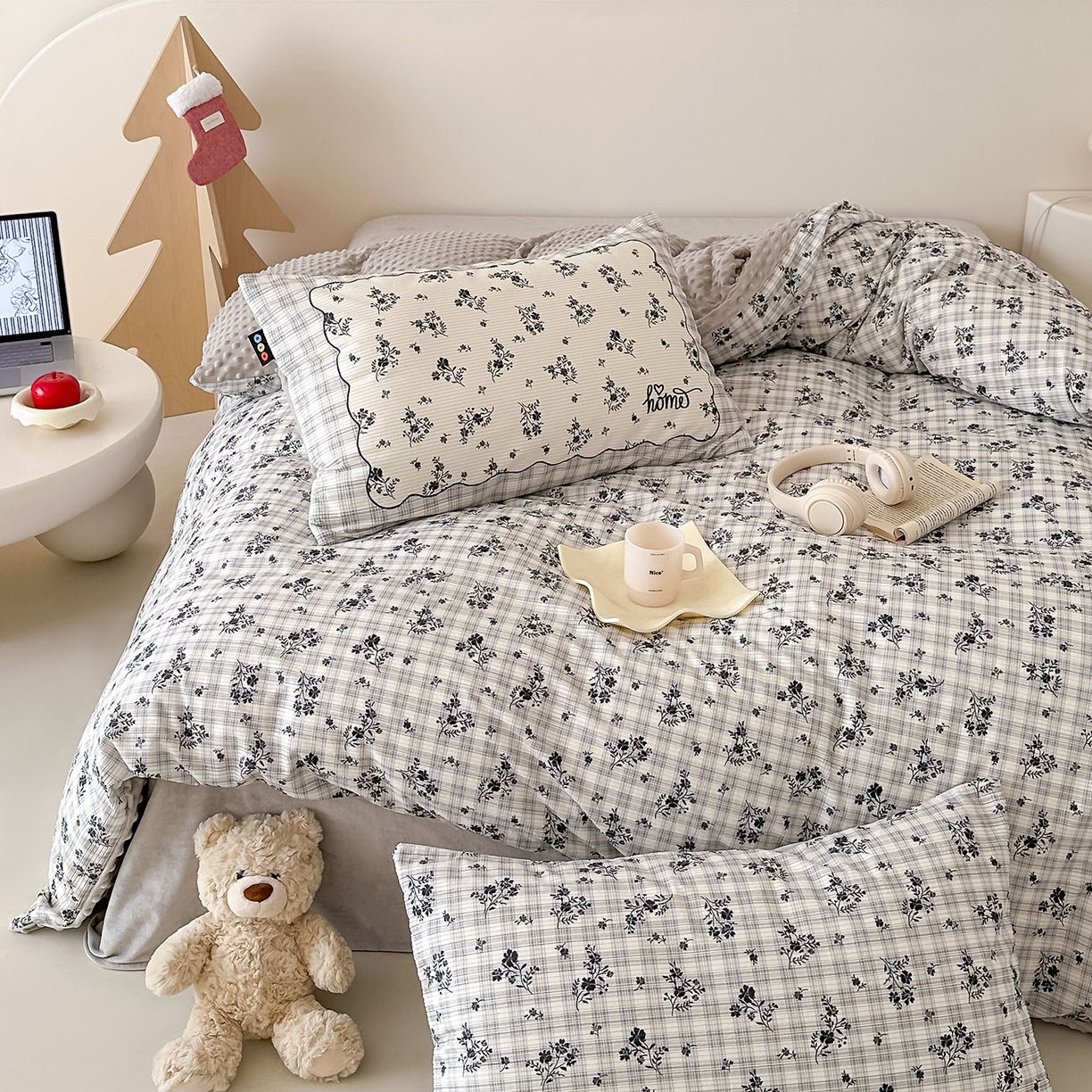 91家纺网 家纺一手货源 找家纺 RYB红黄兰 2025新款设计师原创灯芯绒+豆豆绒婴儿绒数码印花四件套 花拾光