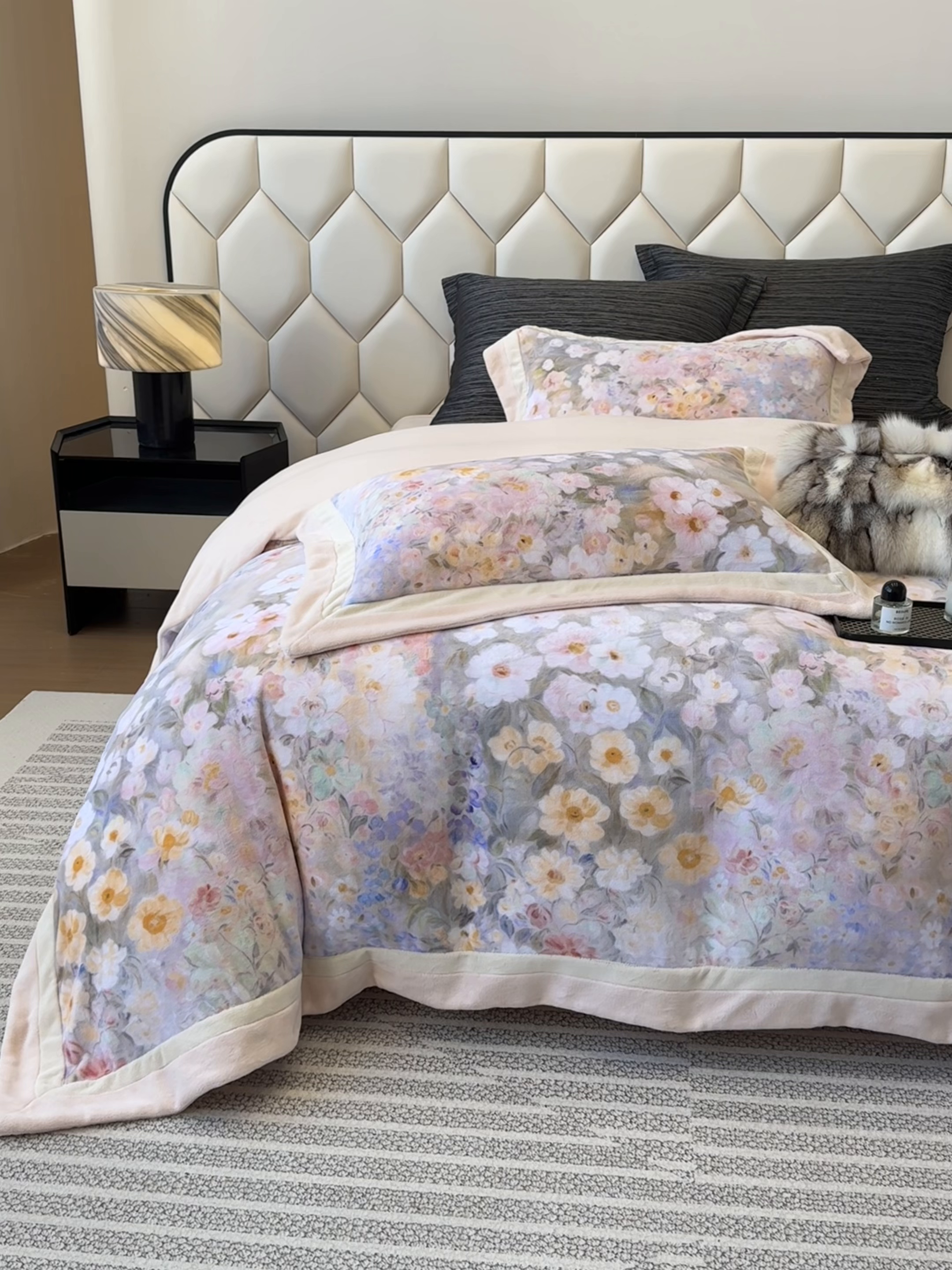 91家纺网 家纺一手货源 找家纺 若未家居 LOVEWE HOUSE 2025新款数码印花牛奶绒250克全消光数码印花牛奶绒双拼角套件-朝花夕拾 控价券后不低于298 一路繁花-粉