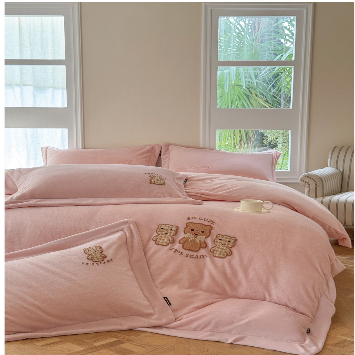 91家纺网 家纺一手货源 找家纺 （总）芯丝路枕业 2025新款肌理纹蚕丝绒四件套-快乐熊