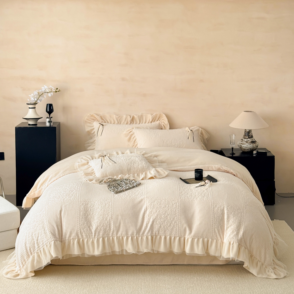 91家纺网 家纺一手货源 找家纺 若未家居 LOVEWE HOUSE 2025新款230克全消光牛奶绒雕花法式双层纱边蝴蝶结工艺款套件四件套-泡泡玫瑰 控价券后不低于328 泡泡玫瑰-奶油白