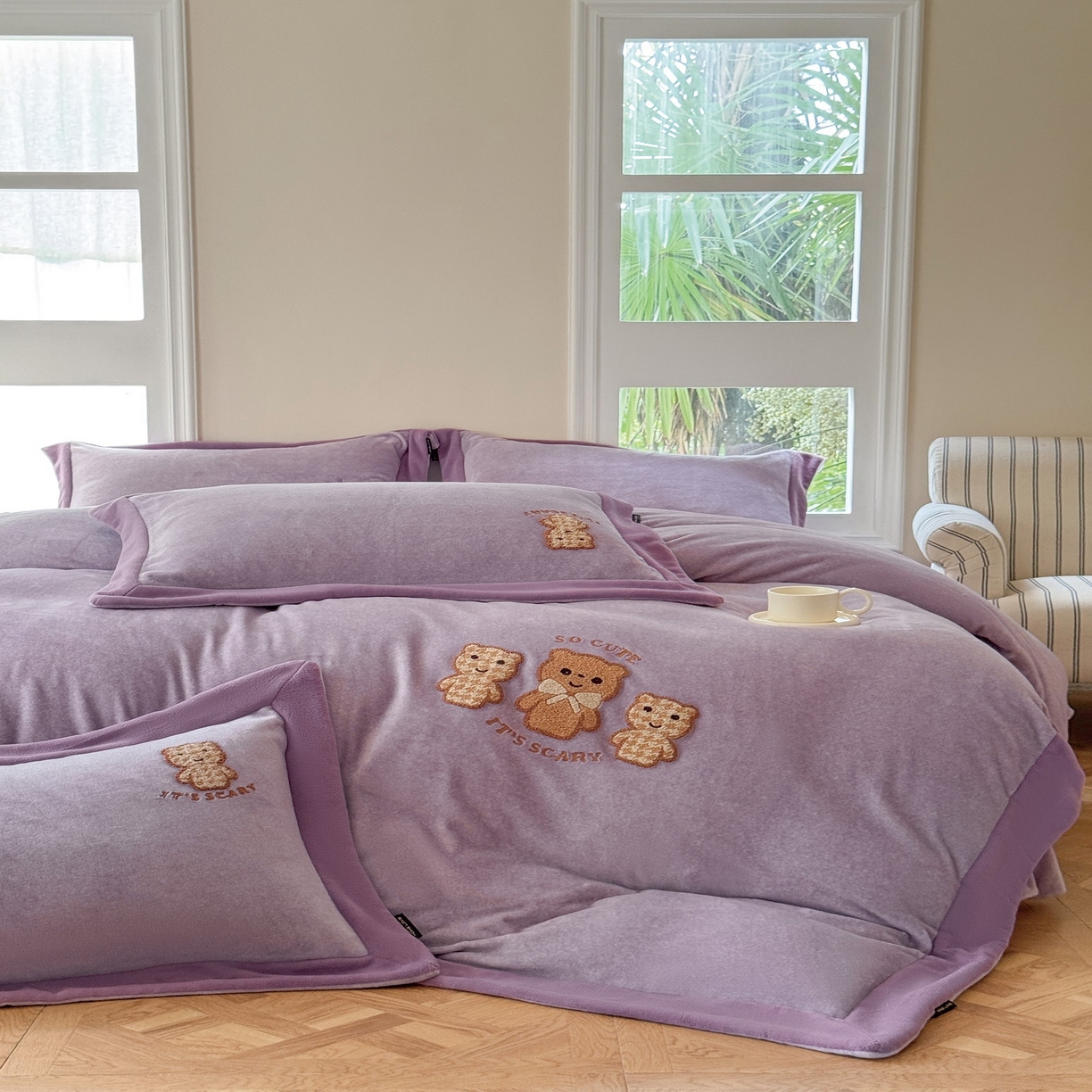 91家纺网 家纺一手货源 找家纺 （总）芯丝路枕业 2025新款肌理纹蚕丝绒四件套-快乐熊