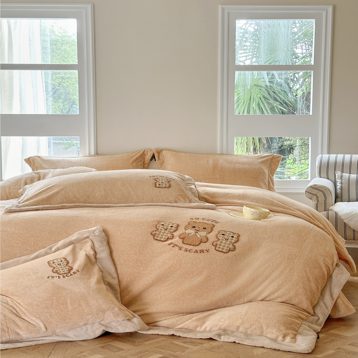 91家纺网 家纺一手货源 找家纺 （总）芯丝路枕业 2025新款肌理纹蚕丝绒四件套-快乐熊