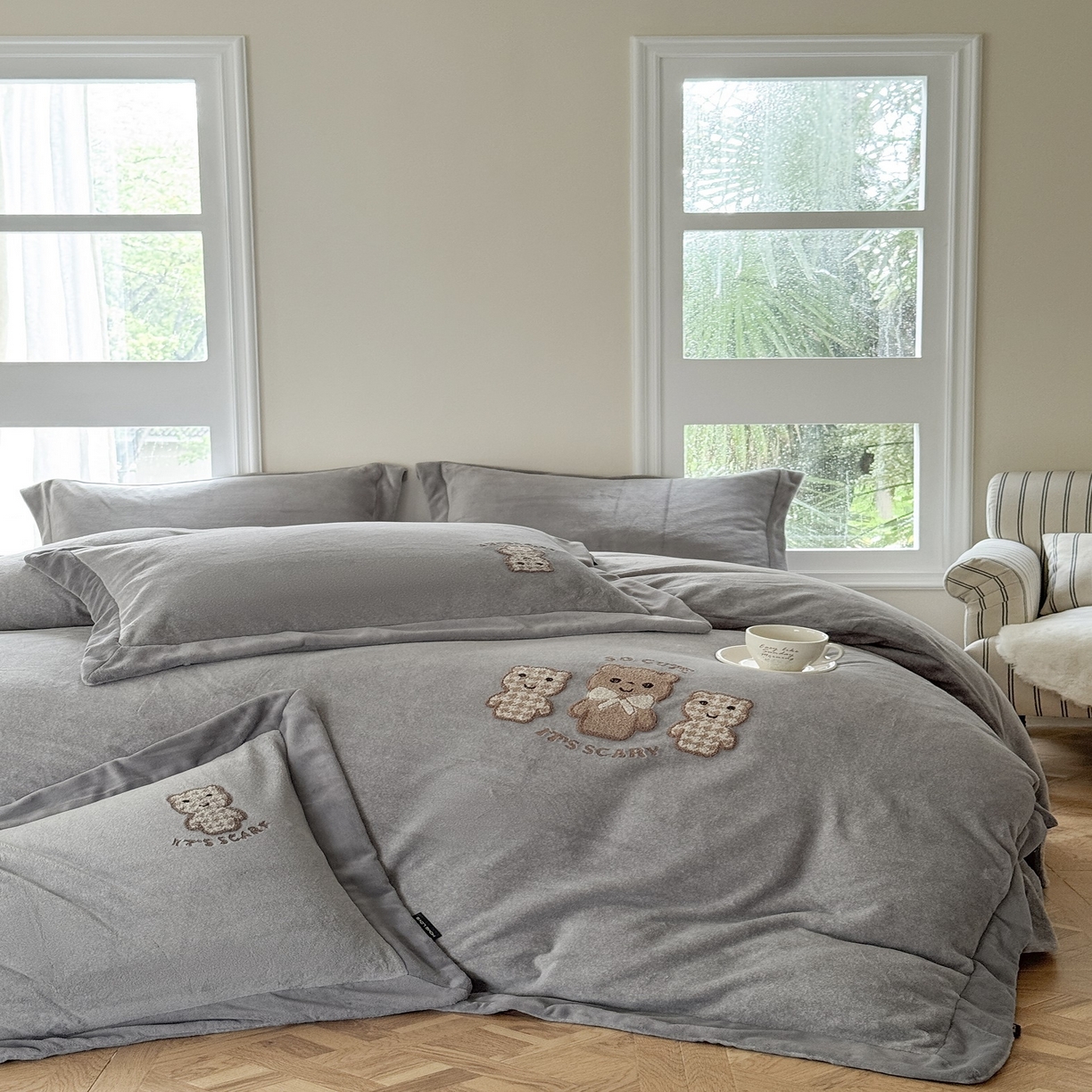 91家纺网 家纺一手货源 找家纺 （总）芯丝路枕业 2025新款肌理纹蚕丝绒四件套-快乐熊