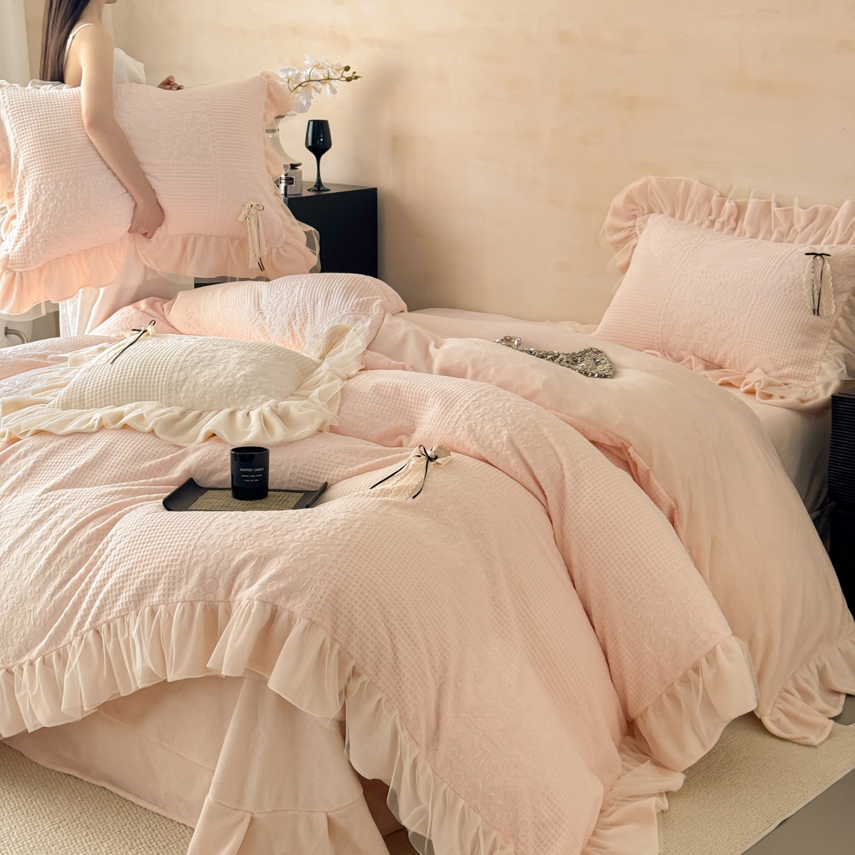 91家纺网 家纺一手货源 找家纺 （总）若未家居 LOVEWE HOUSE 2025新款230克全消光牛奶绒雕花法式双层纱边蝴蝶结工艺款套件四件套-泡泡玫瑰 控价券后不低于328