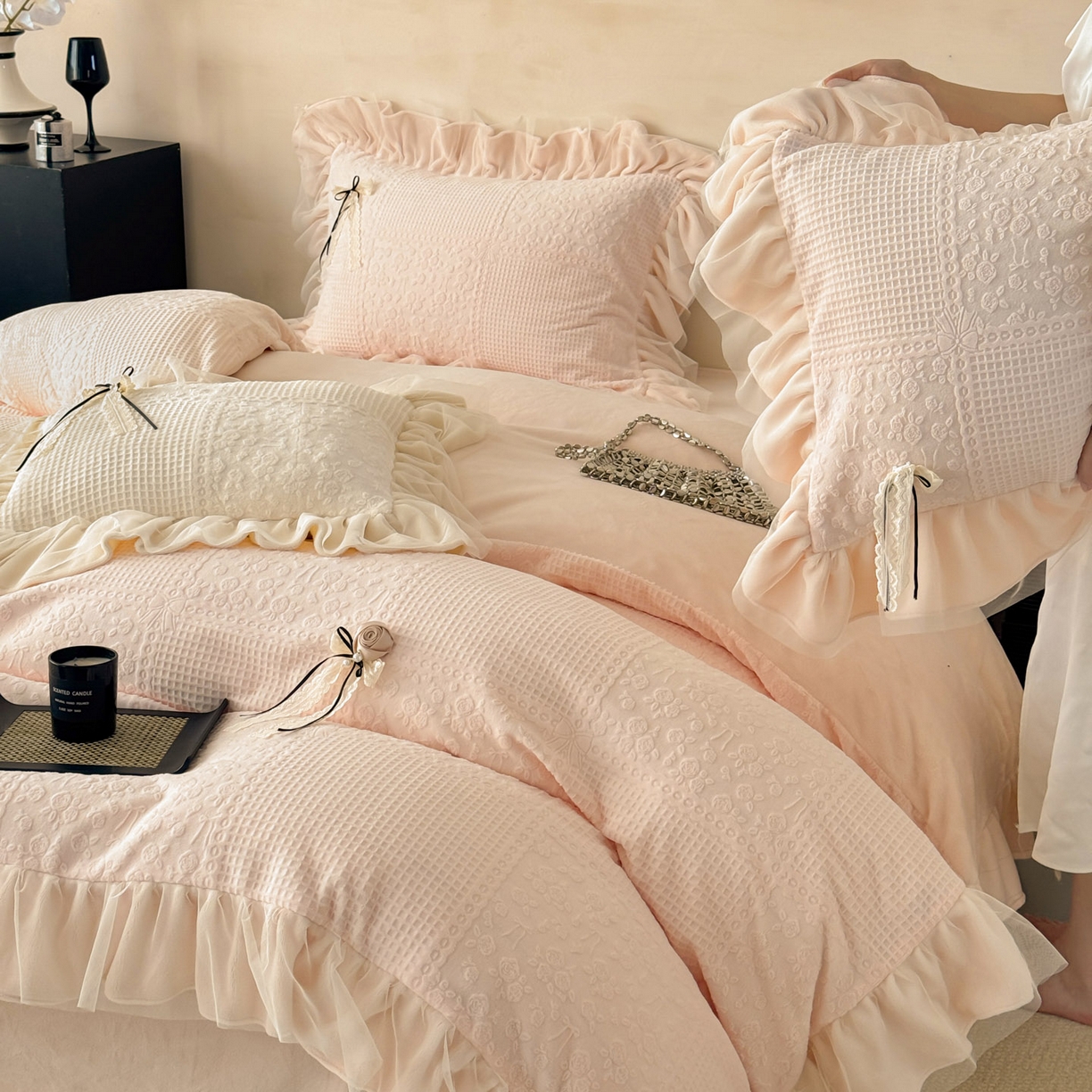 91家纺网 家纺一手货源 找家纺 若未家居 LOVEWE HOUSE 2025新款230克全消光牛奶绒雕花法式双层纱边蝴蝶结工艺款套件四件套-泡泡玫瑰 控价券后不低于328 泡泡玫瑰-公主粉