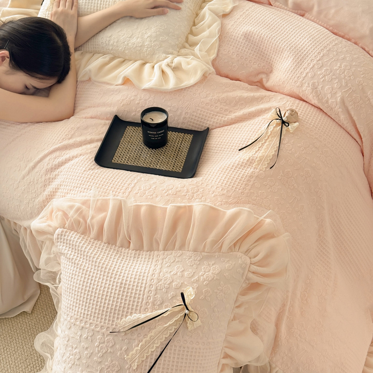 91家纺网 家纺一手货源 找家纺 若未家居 LOVEWE HOUSE 2025新款230克全消光牛奶绒雕花法式双层纱边蝴蝶结工艺款套件四件套-泡泡玫瑰 控价券后不低于328 泡泡玫瑰-公主粉