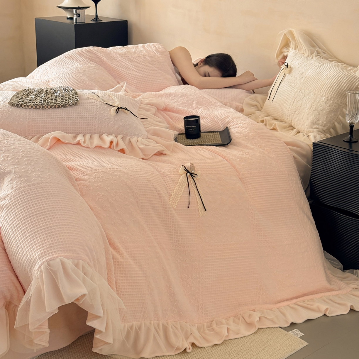 91家纺网 家纺一手货源 找家纺 若未家居 LOVEWE HOUSE 2025新款230克全消光牛奶绒雕花法式双层纱边蝴蝶结工艺款套件四件套-泡泡玫瑰 控价券后不低于328 泡泡玫瑰-公主粉