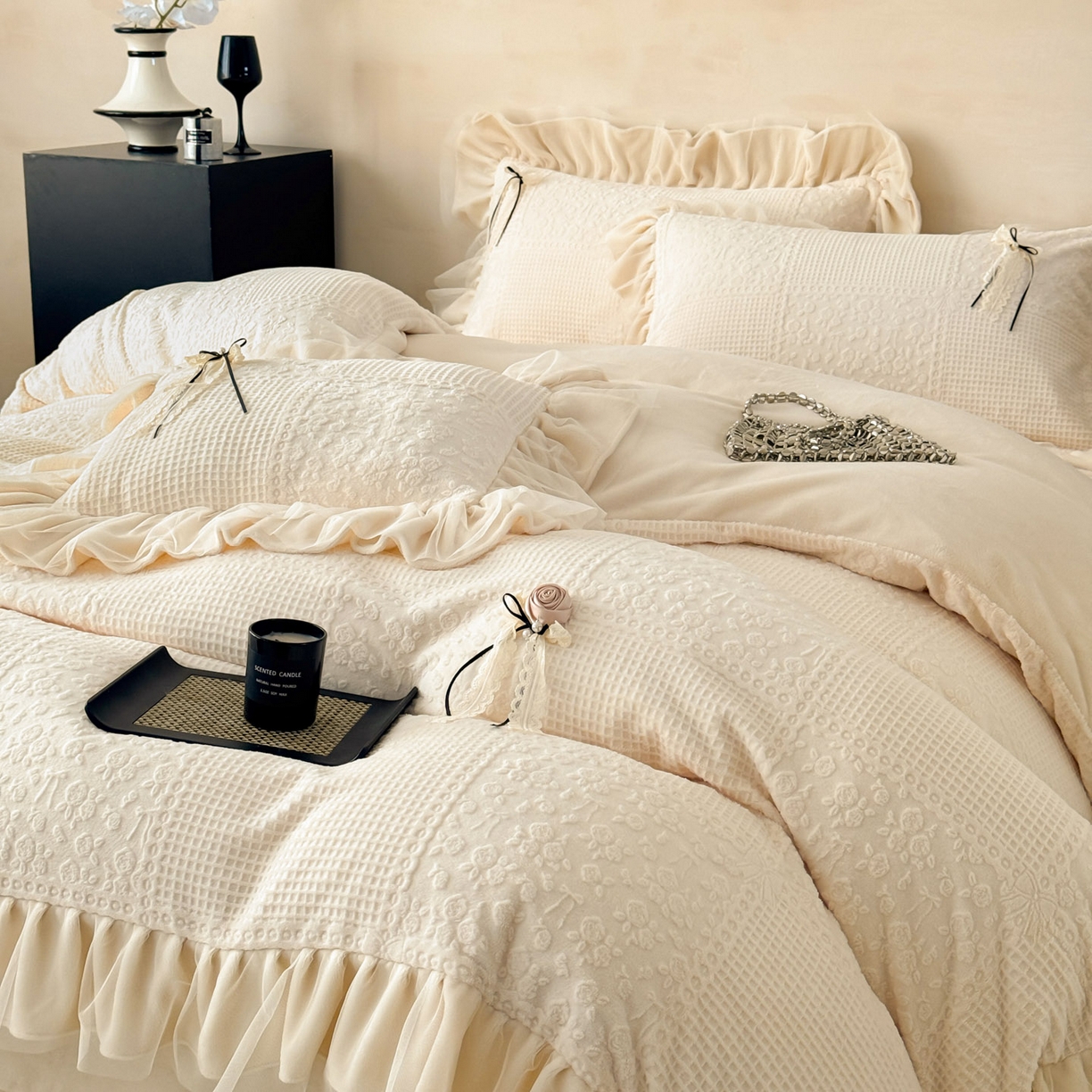 91家纺网 家纺一手货源 找家纺 若未家居 LOVEWE HOUSE 2025新款230克全消光牛奶绒雕花法式双层纱边蝴蝶结工艺款套件四件套-泡泡玫瑰 控价券后不低于328 泡泡玫瑰-奶油白