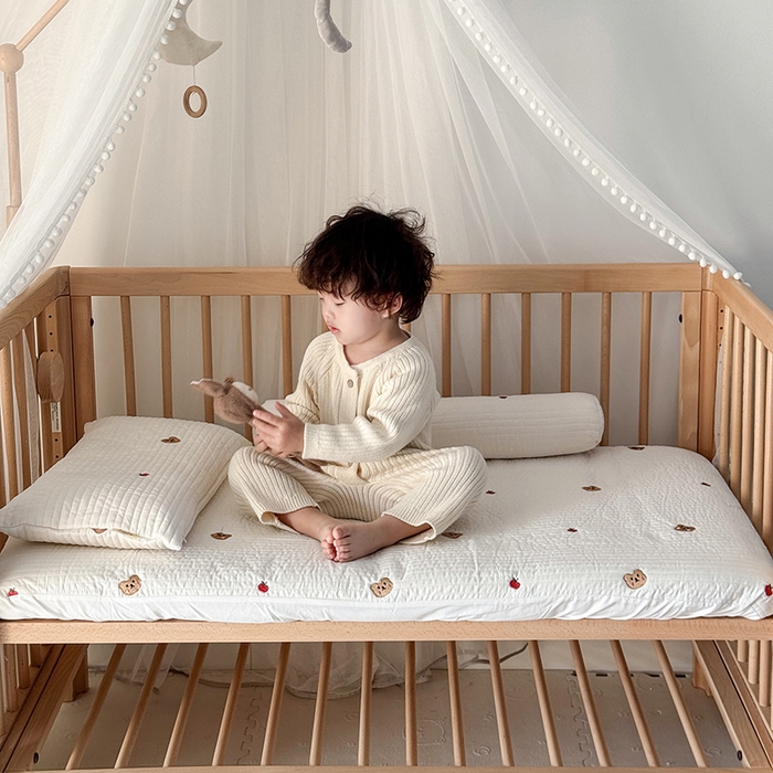 91家纺网 家纺一手货源 找家纺 荷马之梦 2025新款A类纯棉水洗棉大豆纤维夹棉绗缝儿童床笠-淳真系列 淳真-小苹果