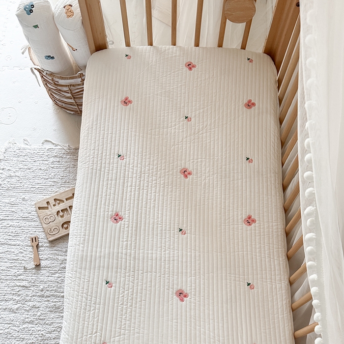 91家纺网 家纺一手货源 找家纺 荷马之梦 2025新款A类纯棉水洗棉大豆纤维夹棉绗缝儿童床笠-淳真系列 淳真-兔小花