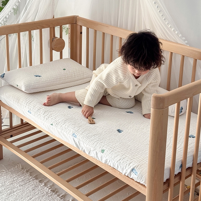 91家纺网 家纺一手货源 找家纺 荷马之梦 2025新款A类纯棉水洗棉大豆纤维夹棉绗缝儿童床笠-淳真系列 淳真-蓝小车